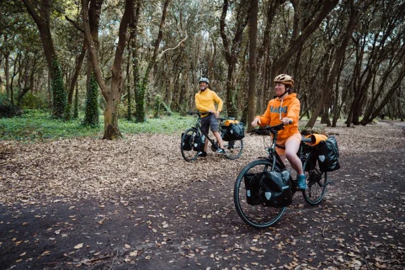 Couple à vélo avec grand sourire en vacances