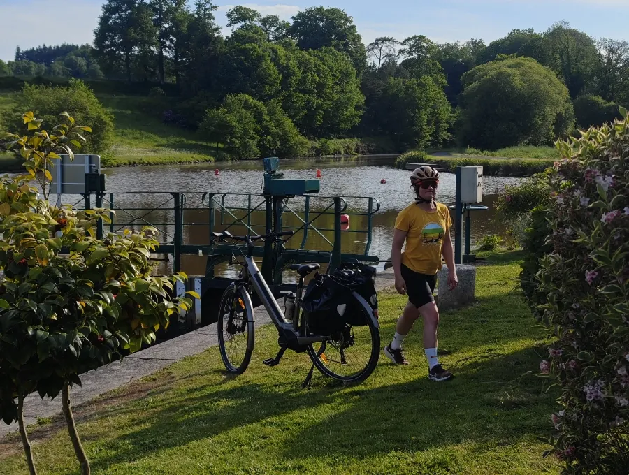 À vélo au bord d'une écluse