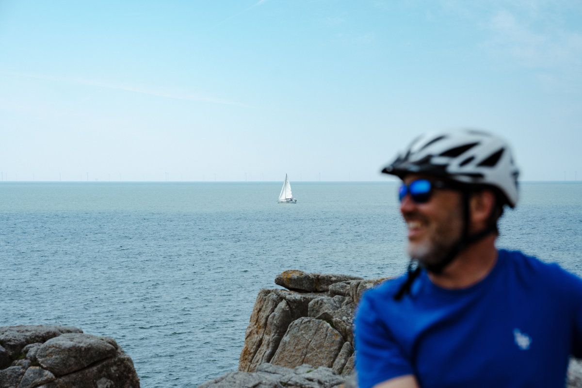 Voyageur à vélo heureux, mer en arrière plan