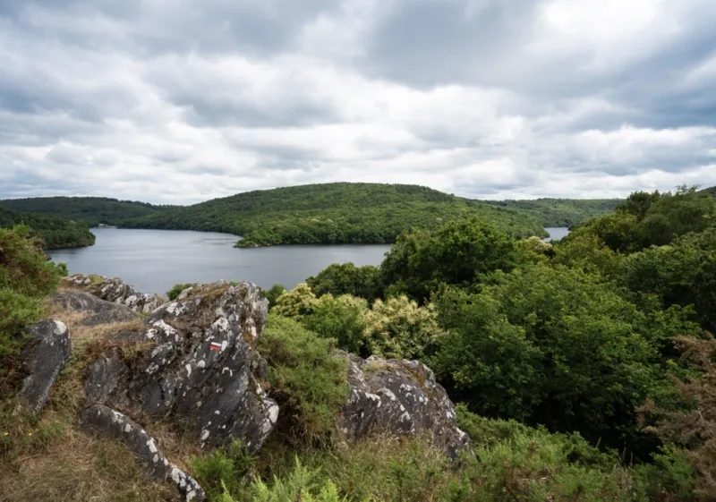 Lac de Guerledan vue du GR