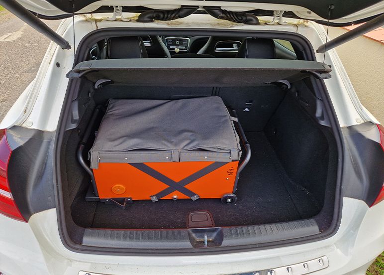 Remorque valise dans coffre voiture