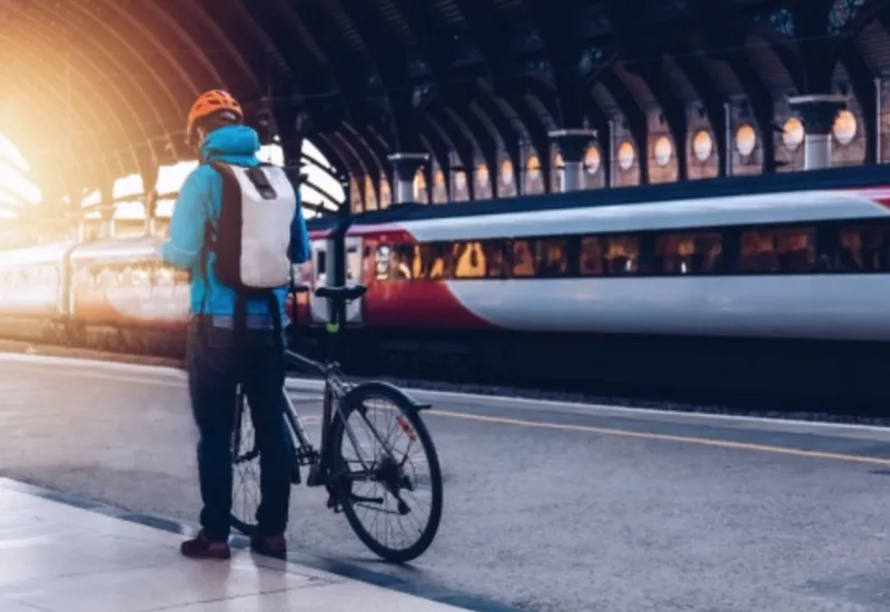 Homme qui attend le train en vélo