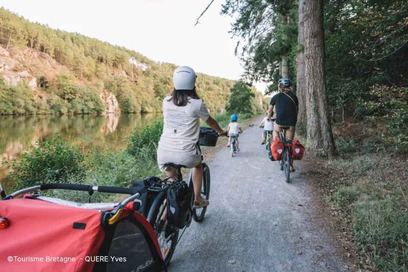 Vélo avec remorque en famille le long du canal de Nantes à Brest