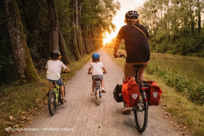 Vélo en famile au bord du canal de nantes à brest