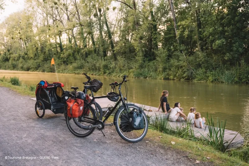 Vélo avec enfant le long du canal de nantes à brest