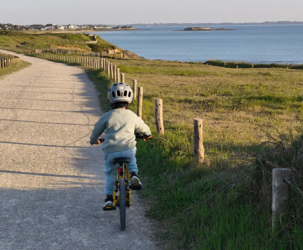 Enfant pédalent sur la côte Bretonne