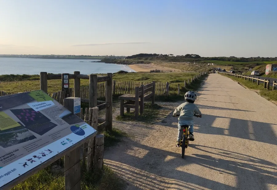 Enfant à vélo en bretagne